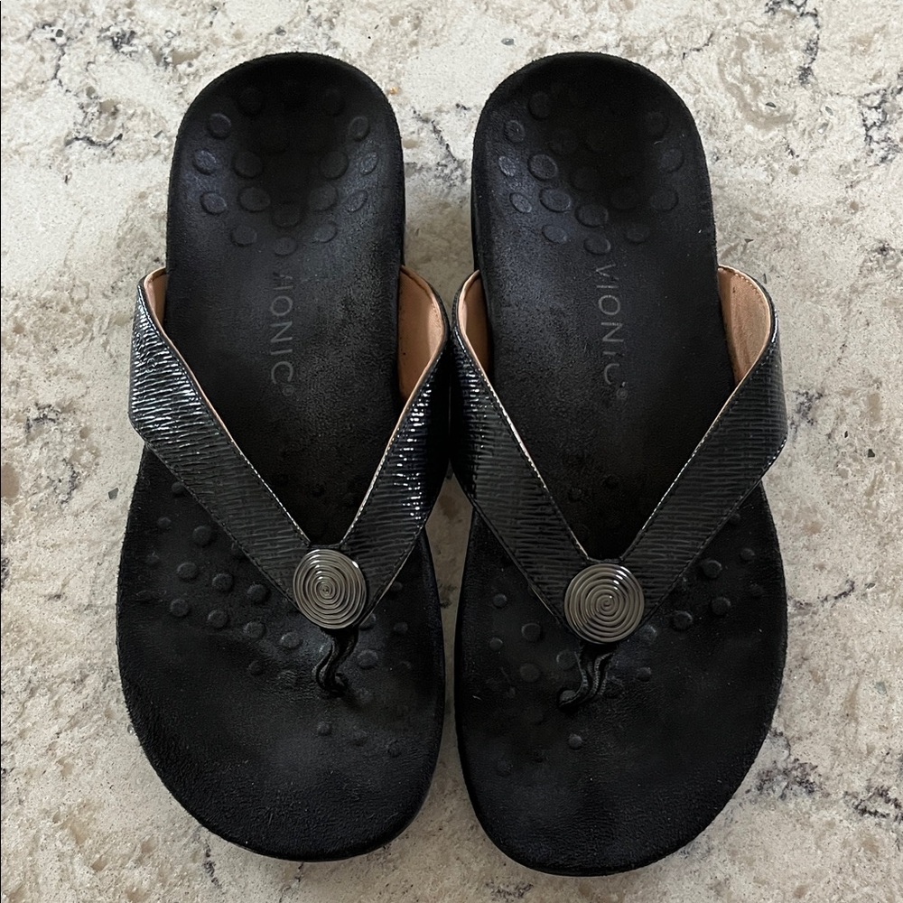 Vionic Textured Black Thong Sandals